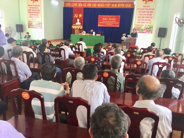 Bí thư Đảng ủy thị trấn tiếp xúc, đối thoại với hội viên nông dân