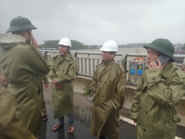 Chủ tịch UBND tỉnh Đặng Văn Minh kiểm tra công tác khắc phục, ứng phó mưa, lũ sau bão tại Bình Sơn