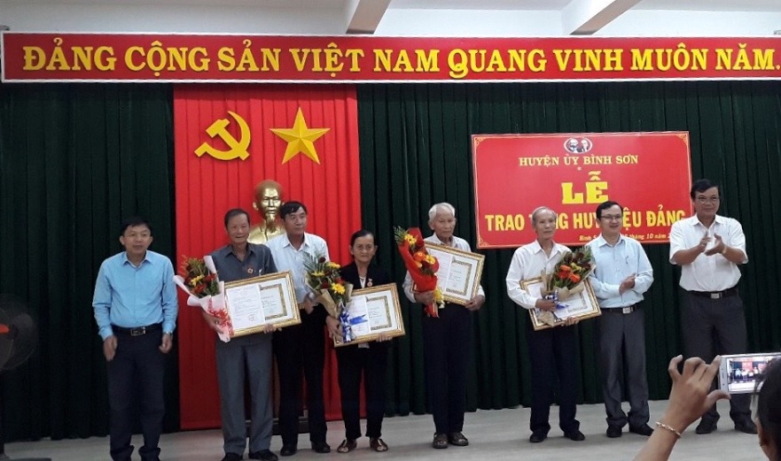 Huyện ủy Bình Sơn tổ chức Lễ trao tặng Huy hiệu đảng cho 4 đảng viên xã Bình Nguyên