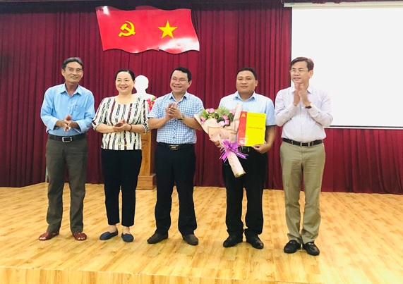 Huyện ủy Bình Sơn công bố các quyết định về công tác cán bộ