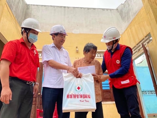TƯ Hội Chữ Thập đỏ Việt Nam tặng quà đồng bào bị thiệt hại do bão số 9