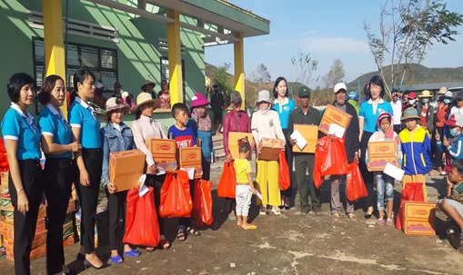 Hội phụ nữ tỉnh tặng 147 suất quà cho thôn Thọ An