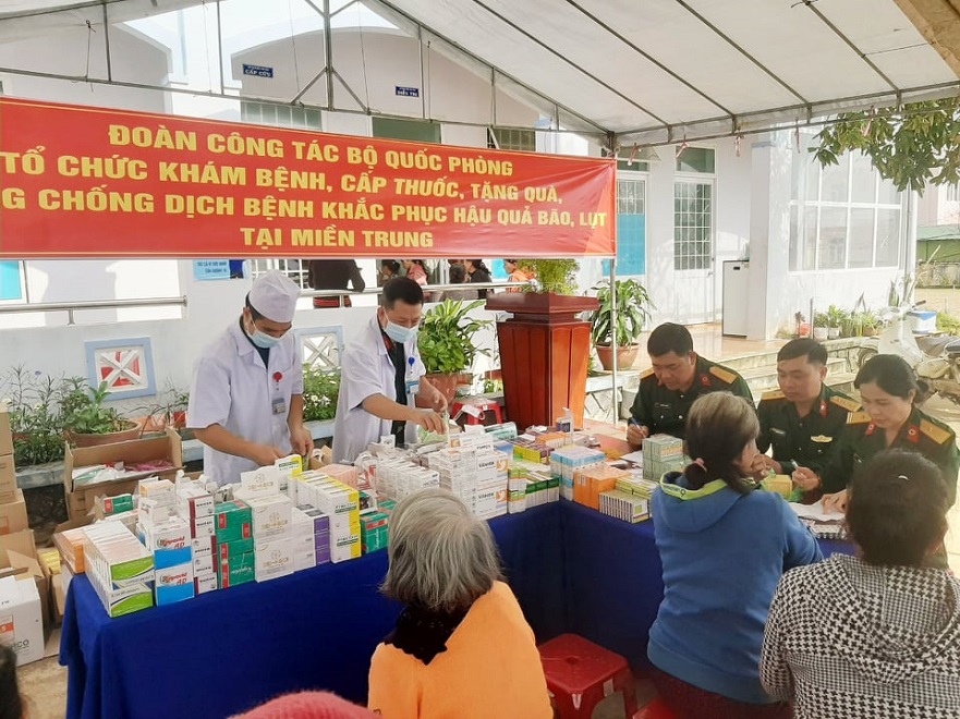 Đoàn công tác Bộ Quốc phòng kiểm tra, khám bệnh, cấp thuốc, tặng quà tại Bình Sơn