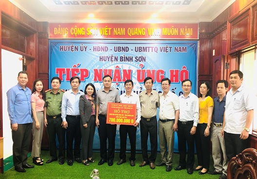 Đoàn công tác huyện Quỳnh Lưu, trao tặng 700 triệu đồng cho huyện Bình Sơn khắc phục hậu quả bão số 9