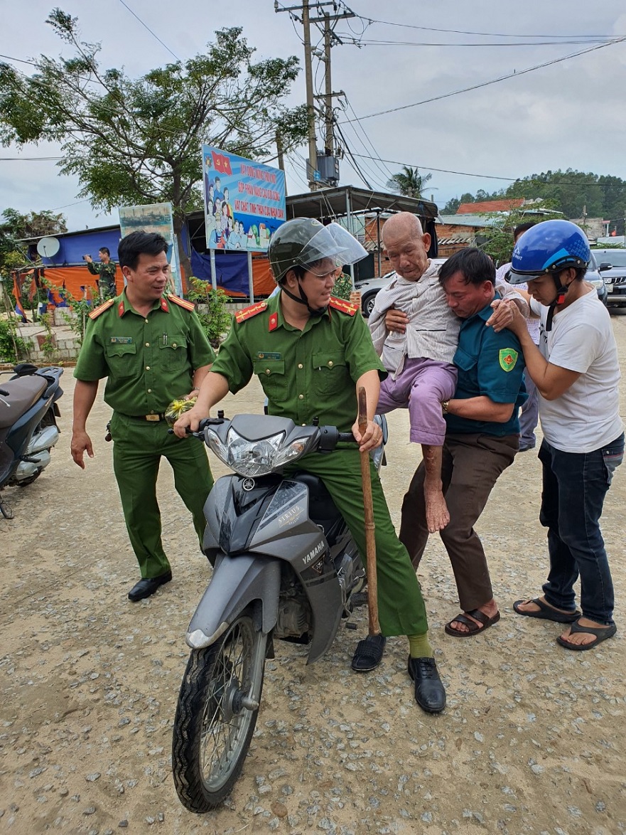 Đoàn thanh niên Công an huyện Bình Sơn chung tay phòng, chống và khắc phục hậu quả của bão số 9