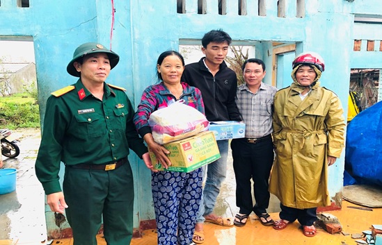 Phó Bí thư thường trực Huyện ủy Bình Sơn thăm các hộ gia đình chính sách bị sập nhà trong cơn bão số 9