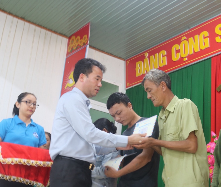 Tổng Giám đốc Bảo hiểm xã hội Việt Nam trao tặng 200 thẻ bảo hiểm y tế cho người dân Bình Sơn