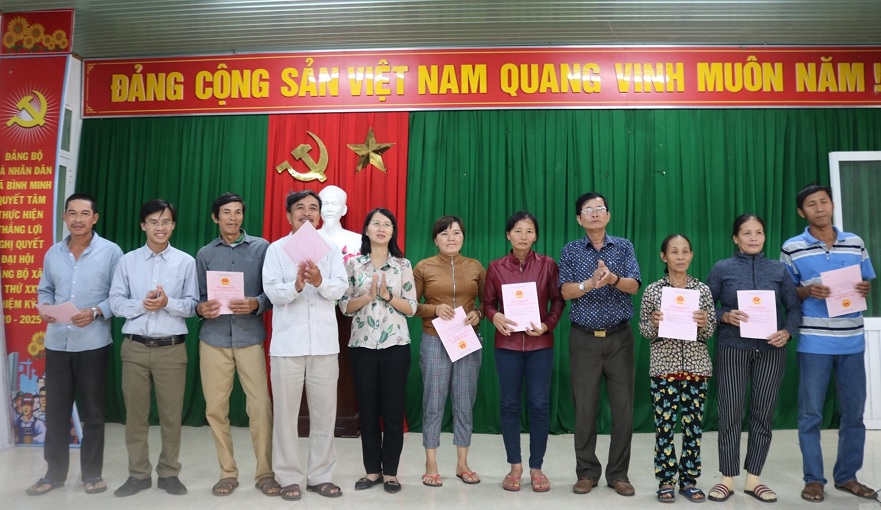Tổ công tác 4071 của Huyện ủy Bình Sơn cấp 46 giấy chứng nhận quyền sử dụng đất cho người dân