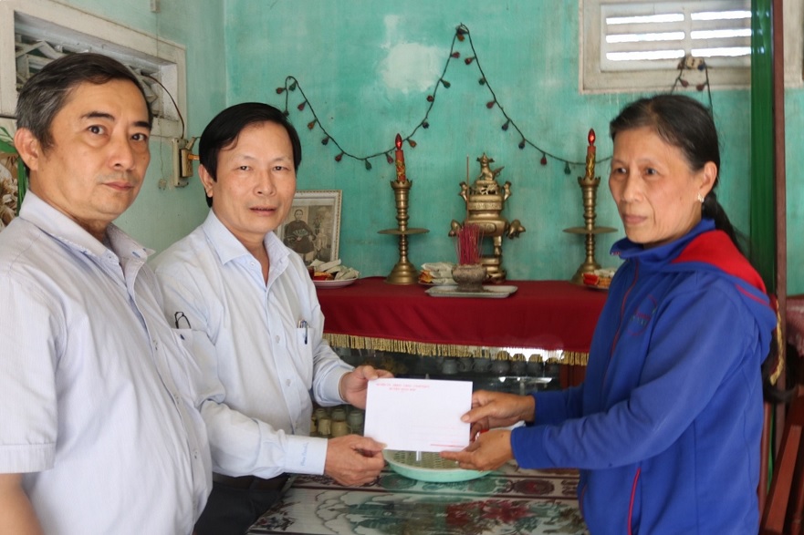 Huyện Bình Sơn thăm hỏi và tặng quà cho 25 giáo viên có hoàn cảnh khó khăn bị thiệt hại do bão số 9