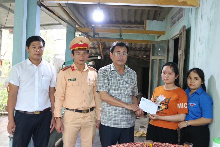Ban ATGT huyện Bình Sơn thăm, tặng quà các nạn nhân và gia đình nạn nhân tử vong do TNGT năm 2020