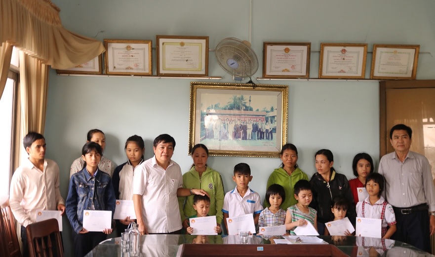 Hội khuyến học tỉnh tặng 10 suất quà cho học sinh Huyện Bình Sơn có nhà bị sập hoàn toàn do bão số 9