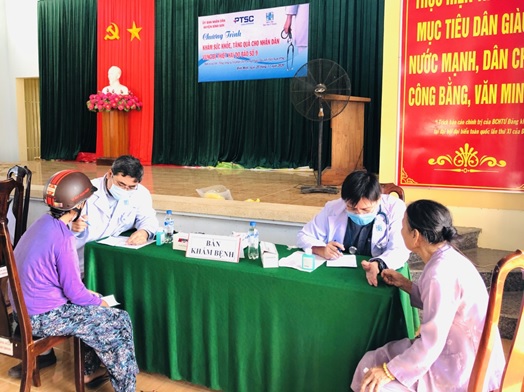 Đoàn y, bác sĩ Bệnh viện Đại học Y Dược TPHCM khám bệnh cấp thuốc miễn phí cho nhân dân Bình Sơn