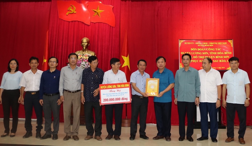 Đoàn công tác huyện Lương Sơn tỉnh Hòa Bình, trao tặng 300 triệu đồng hỗ trợ huyện Bình Sơn khắc phục hậu quả bão số 9