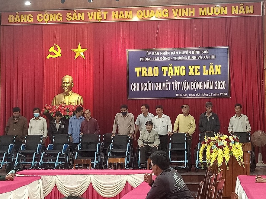 Phòng Lao động thương binh và xã hội huyện Bình Sơn; Trao tặng 61 xe lăn cho người khuyết tật vận động