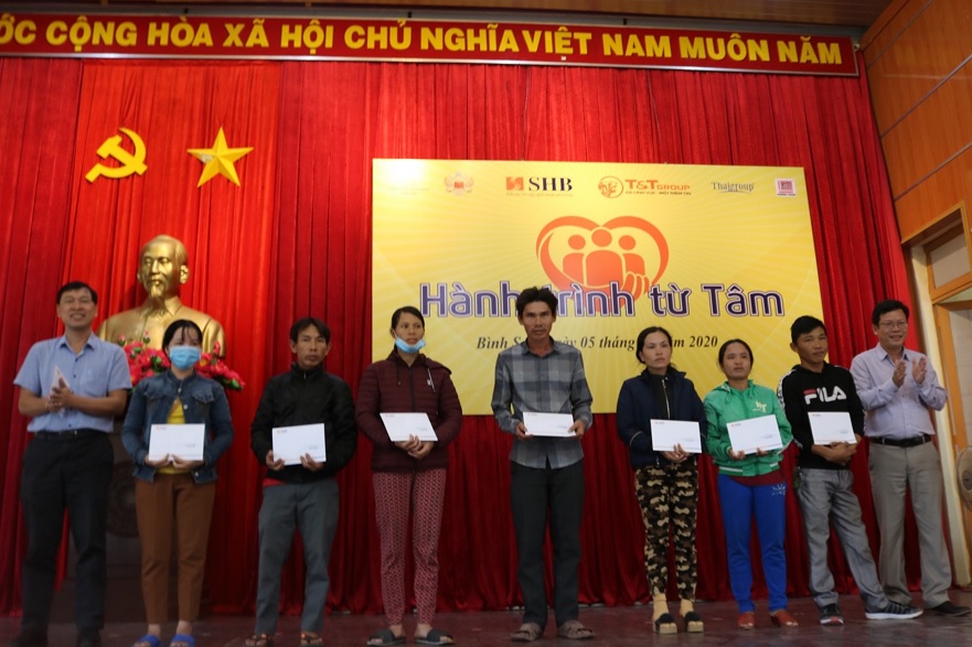 Ngân hàng thương mại Sài Gòn -Hà Nội chi nhánh Quảng Ngãi trao tặng 900 triệu đồng cho tổ chức và cá nhân ở huyện Bình Sơn