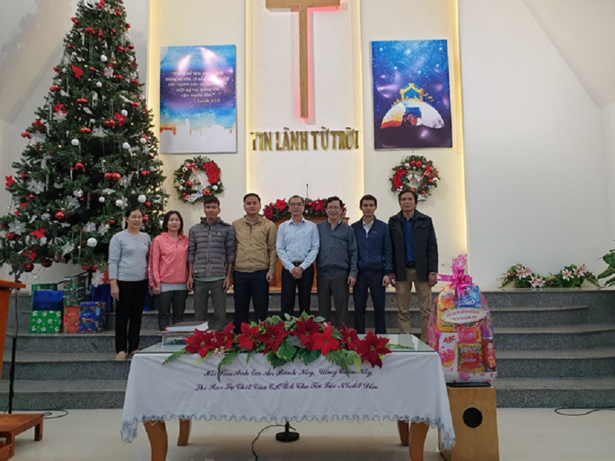 Lãnh đạo huyện Bình Sơn thăm, tặng quà cho các tổ chức tôn giáo nhân dịp lễ Giáng sinh năm 2020