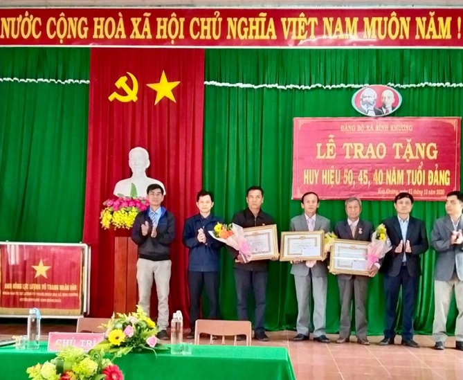 Bình Khương trao Huy hiệu Đảng cho đảng viên