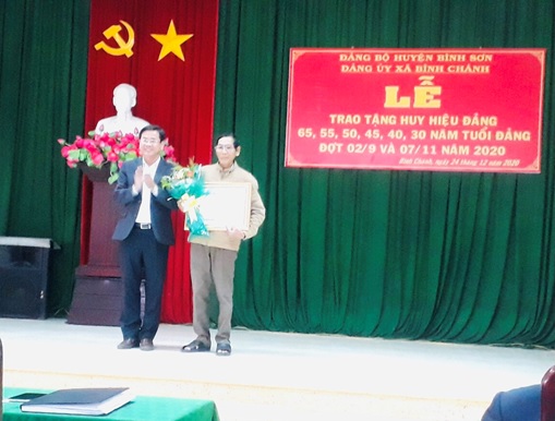 Đảng ủy Bình Chánh tổ chức Lễ trao tặng Huy hiệu đảng cho đảng viên