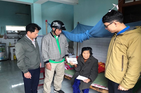 Ban Tuyên giáo Bình Sơn và Câu lạc bộ học tập và làm theo lời Bác thăm tặng quà các hộ gia đình nghèo