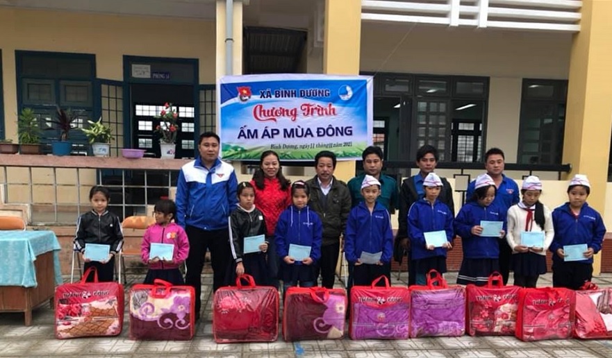 Đoàn xã Bình Dương tặng chăn ấm cho học sinh nghèo