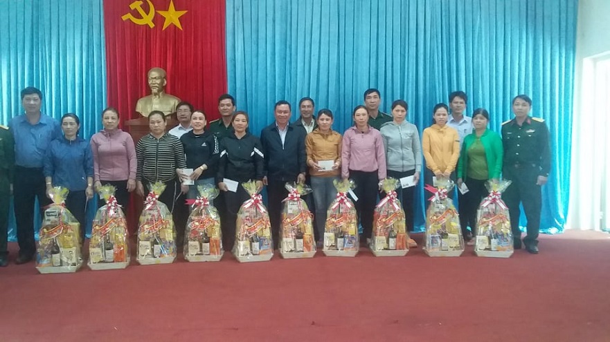 Lãnh đạo huyện Bình Sơn thăm, tặng quà, chúc Tết ngư dân