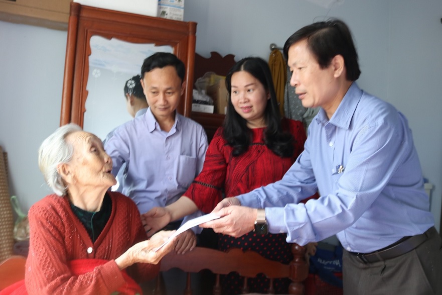 Chủ tịch UBND huyện Bình Sơn thăm, tặng quà Tết các gia đình gia đình chính sách, lãnh đạo huyện qua các thời kỳ