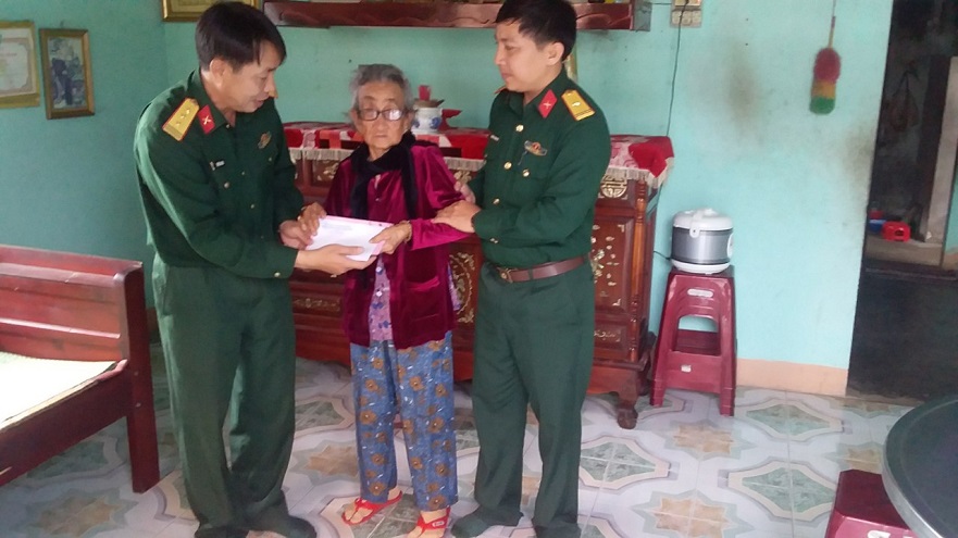 Ban CHQS huyện Bình Sơn thăm, tặng quà, chúc tết gia đình chính sách.