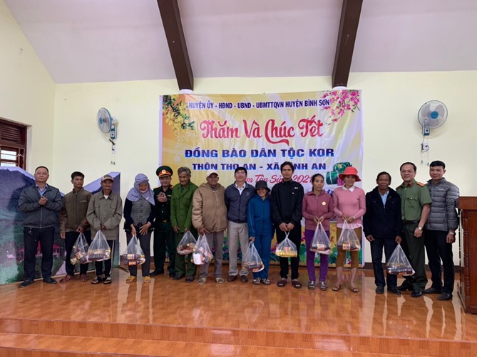 Huyện Bình Sơn thăm, tặng quà đồng bào cor Thọ An nhân dịp tết cổ truyền Tân Sửu 2021