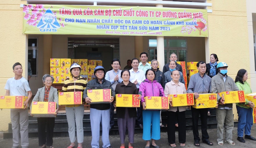 Công ty cổ phần đường Quảng Ngãi tặng 230 suất quà tết cho nạn nhân chất độc da cam Bình Sơn