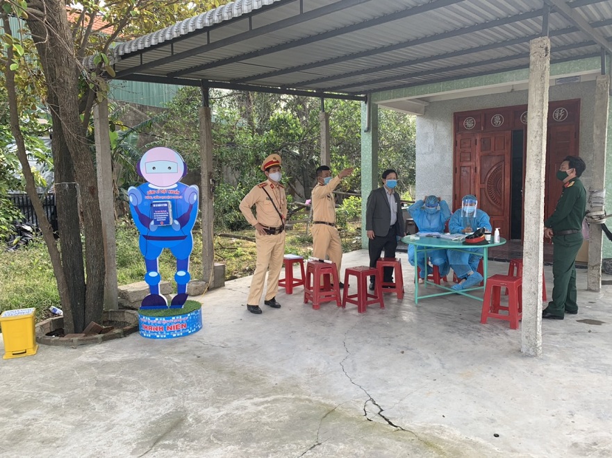 Lãnh đạo UBND huyện kiểm tra chốt kiểm dịch tại khu vực giáp ranh giữa 02 huyện Bình Sơn và huyện Núi Thành
