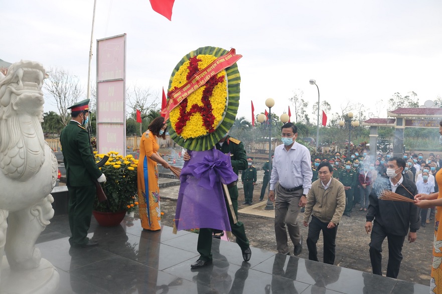 Lãnh đạo huyện Bình Sơn; dâng hương và viếng Nghĩa trang liệt sĩ Vạn Tường dịp Tết Nguyên đán Tân Sửu năm 2021
