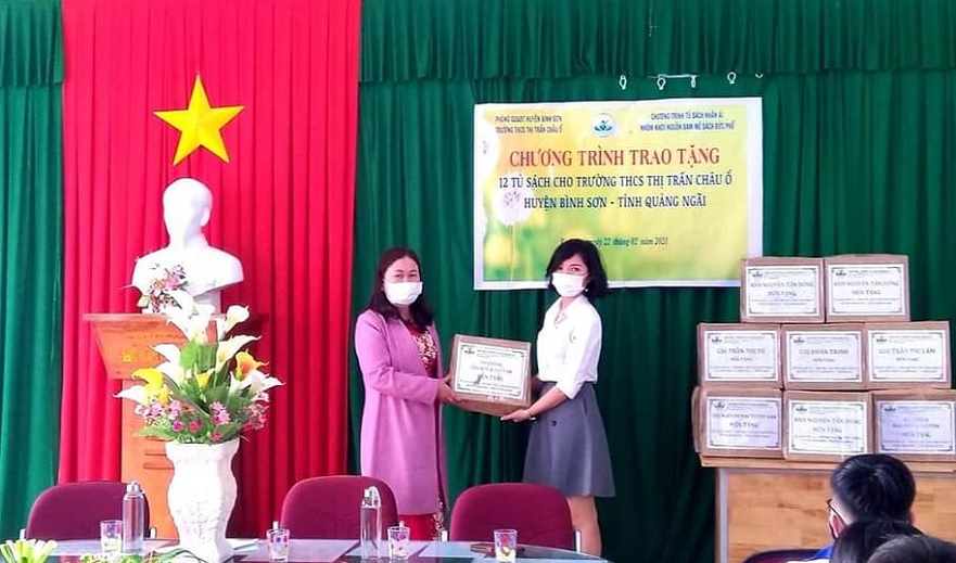 Trao tặng 12 tủ sách cho trường THCS thị trấn Châu Ổ