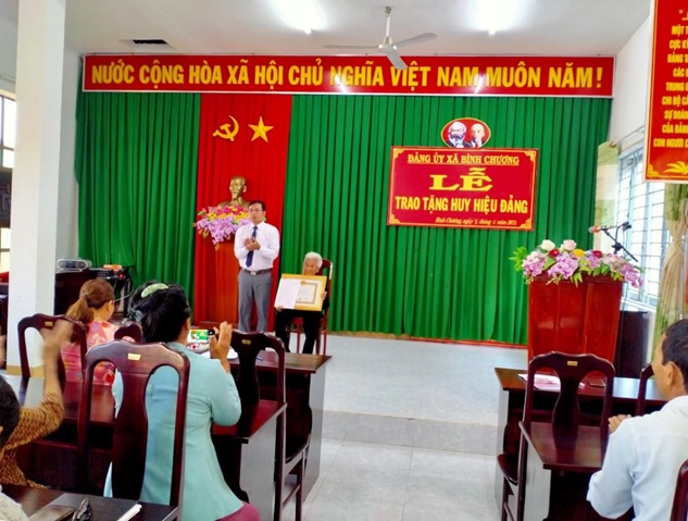 Đảng ủy xã Bình Chương tổ chức hội nghị thông tin thời sự quí 1-Trao Huy hiệu Đảng cho đảng viên