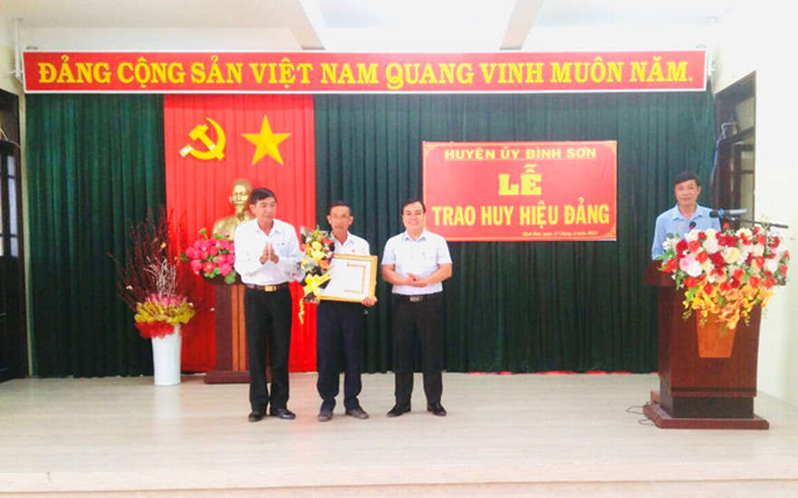 Huyện ủy Bình Sơn tổ chức Lễ trao tặng Huy hiệu đảng tại Bình Nguyên