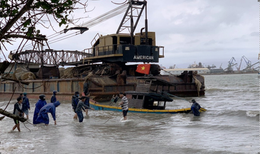 Sà lan trôi dạt vào bờ, gây thiệt hại 08 tàu thuyền của ngư dân