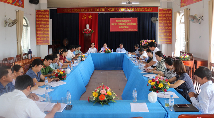 Thường trực Huyện Ủy Bình Sơn làm việc với Ban chấp hành Đảng bộ xã Bình Trung.