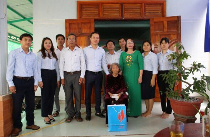 Công ty Lọc hóa dầu Bình Sơn nhận phụng dưỡng Mẹ VNAH Bùi Thị Bản ở xã Bình Thanh