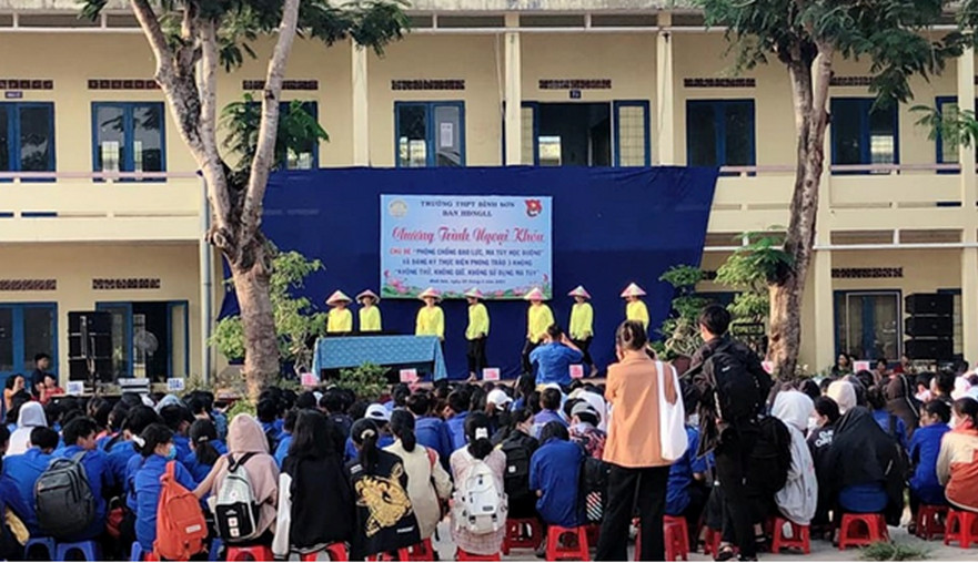 Trường THPT Bình Sơn; Tổ chức ký cam kết thực hiện phong trào “3 không” với ma túy
