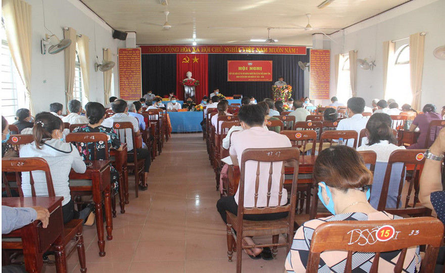 Ứng cử viên HĐND tỉnh và huyện tiếp xúc cử tri tại xã Bình Trung