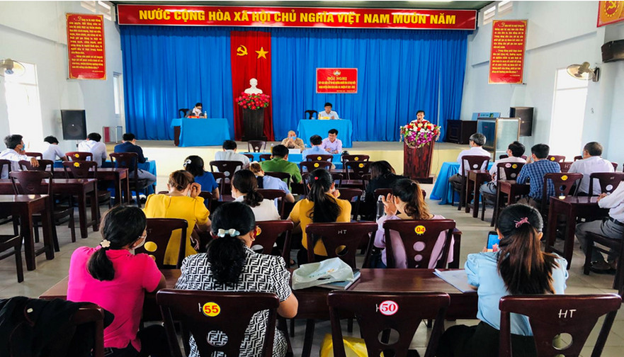 Ứng cử viên đại biểu HHĐND huyện tiếp xúc cử tri tại xã Bình Thạnh