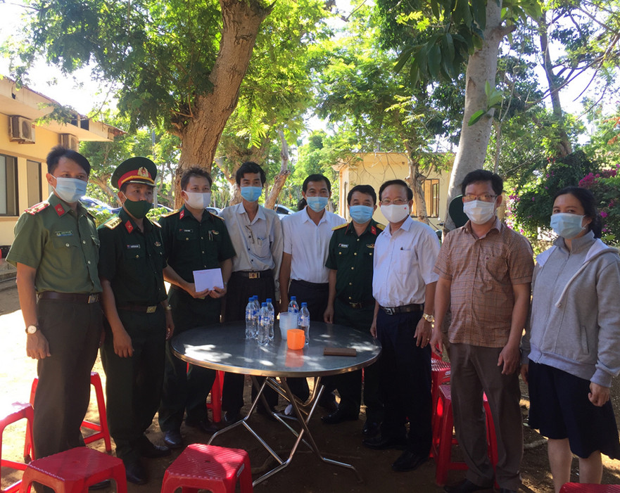 Lãnh đạo huyện Bình Sơn thăm động viên và tặng quà cho khu cách ly và các chốt kiểm tra y tế