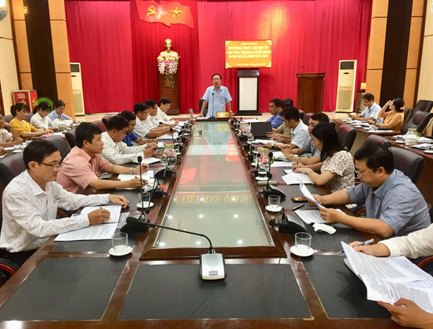 Thường trực Huyện ủy làm việc với Đảng bộ xã Bình Tân Phú