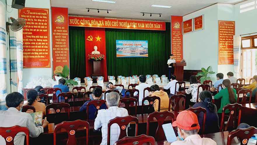 Tặng 200 suất quà cho ngư dân có hoàn cảnh khó khăn huyện Bình Sơn