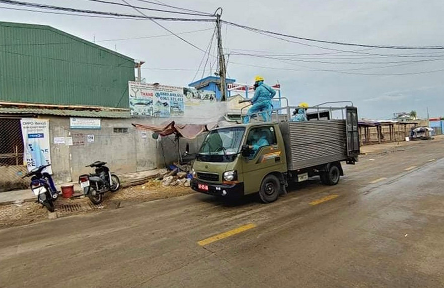 Phun thuốc khử trùng khu vực chợ Bờ Đắp và thôn Định Tân xã Bình Châu