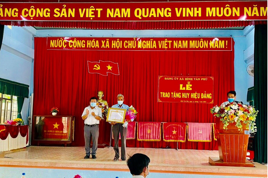 Bình Tân Phú trao Huy hiệu Đảng cho đảng viên
