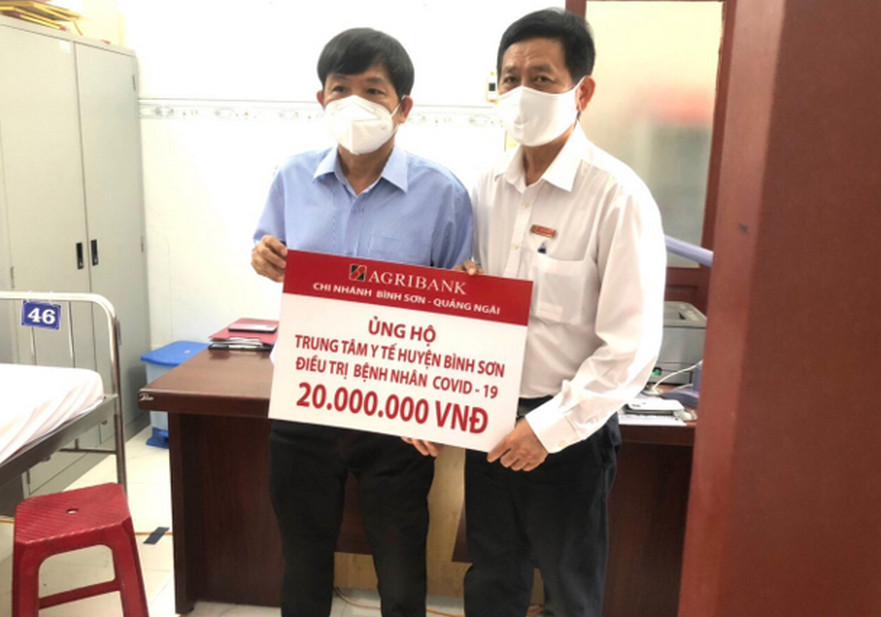 Agribank chi nhánh Bình Sơn trao tặng 20 triệu đồng kinh phí phòng chống dịch Covid-19