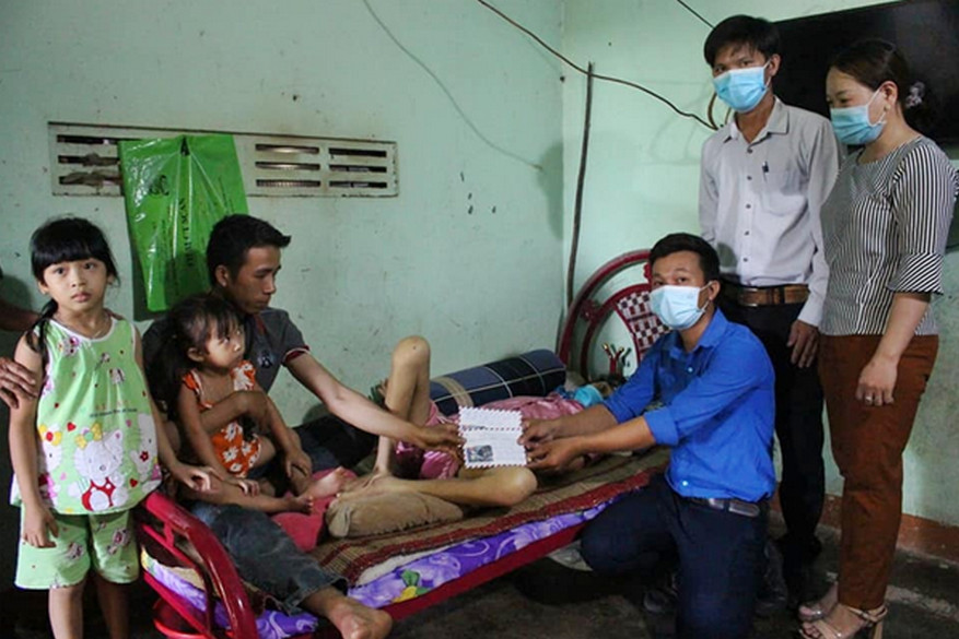 Xã Bình Minh; Hỗ trợ trên 32 triệu đồng cho hoàn cảnh khó khăn bị bệnh hiểm nghèo