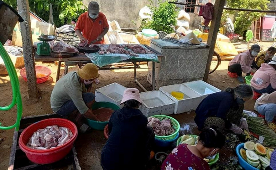Người dân làng chài Phước Thiện, xã Bình Hải hỗ trợ người đồng hương tại Sài Gòn