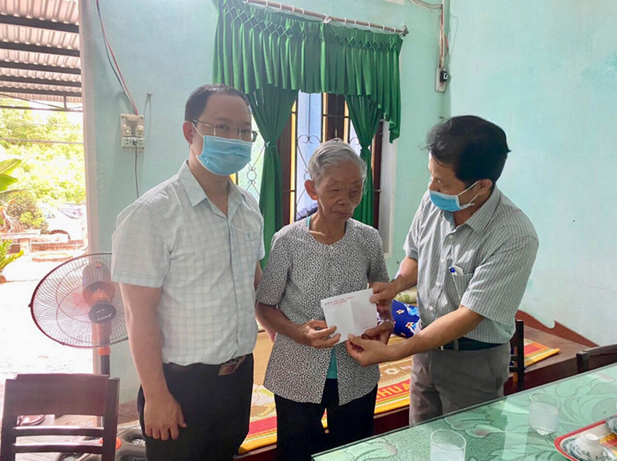 Trưởng Ban Tuyên giáo Huyện ủy thăm tặng quà người có công tiêu biểu ở các xã Bình An, Bình Khương và Bình Minh