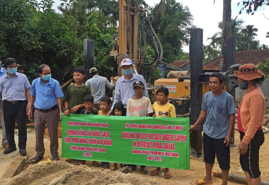 Hội nông dân tỉnh trao hỗ trợ khoan giếng và tặng máy băm cỏ đa năng cho nông dân vùng khó khăn ở huyện Bình Sơn